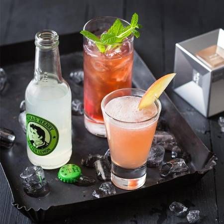 Cocktail mit Glasflasche daneben