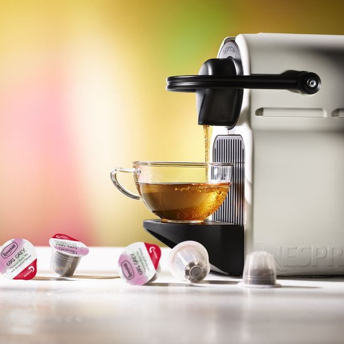 Tee wird im Büro mit einer Kaffeemaschine von Nespresso aufgebrüht Tee wird im Büro mit einer Kaffeemaschine von Nespresso aufgebrüht