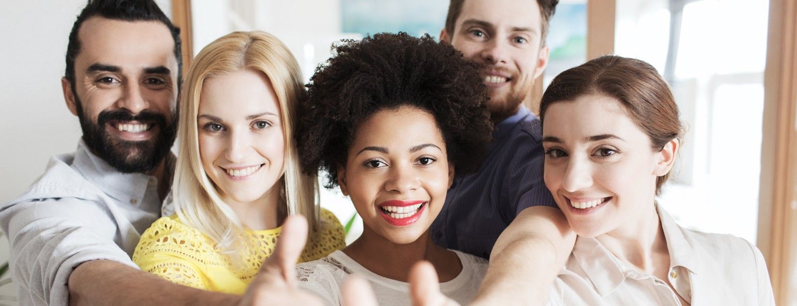 Ronnefeldt im Büro genießen Eine Gruppe von Mitarbeitern im Büro schaut glücklich in die Kamera