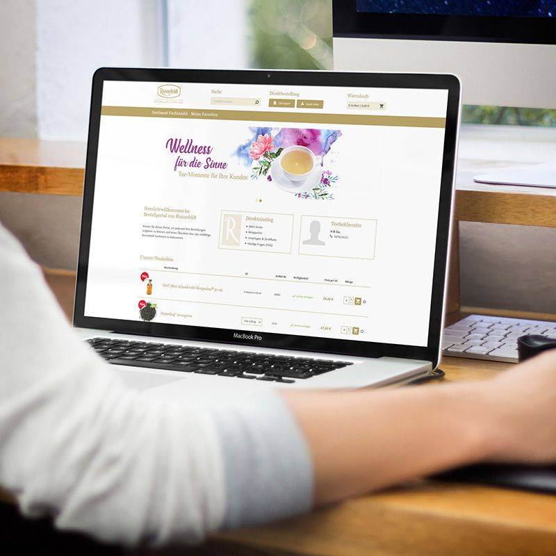 Das B2B-Bestellportal von Ronnefeldt Laptop mit der offenen Webseite des b2b Portals von Ronnefeldt
