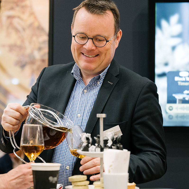 Our competent tea specialists are there for you A competent tea specialist will give you a bowl of loose tea