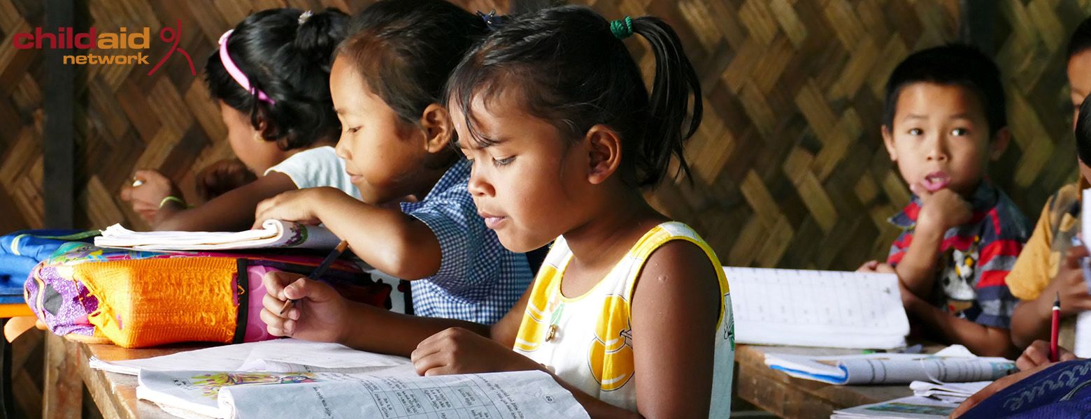 Kinder in den Childaid Projektregionen beim Lernen
