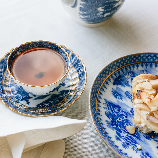 Blaue Tee-Tasse mit Kuchen