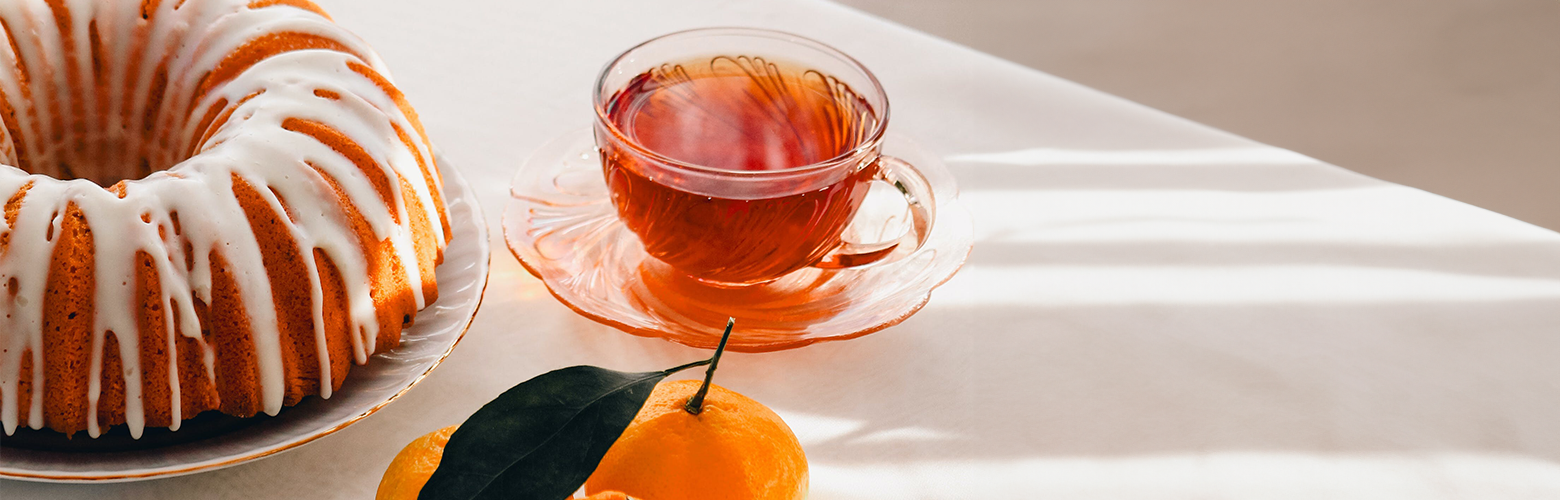 Kuchen, Tee-Tasse und Mandarinen