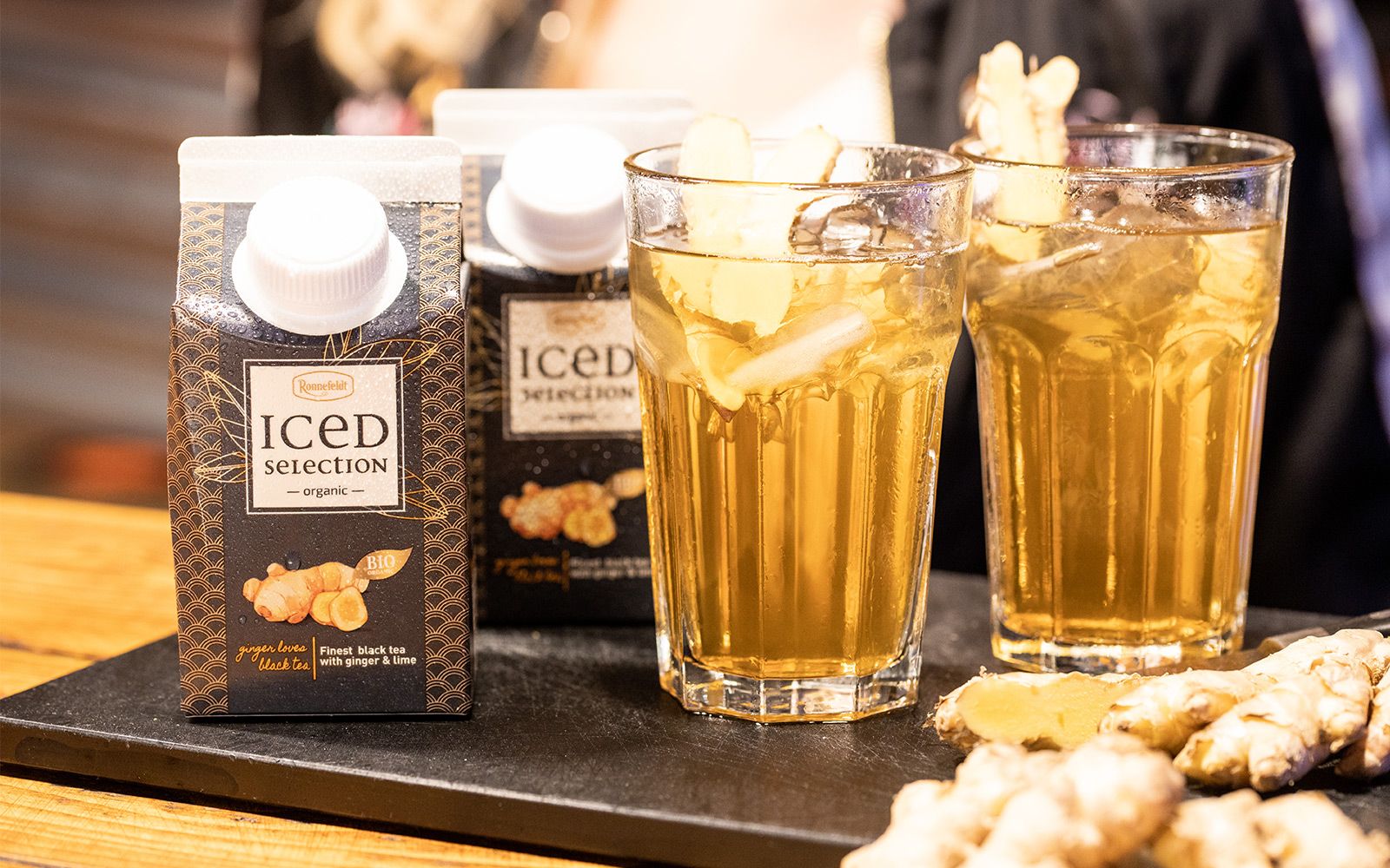 Ronnefeldt Iced Selection Packungen mit eingeschenktem Eistee in zwei Gläsern