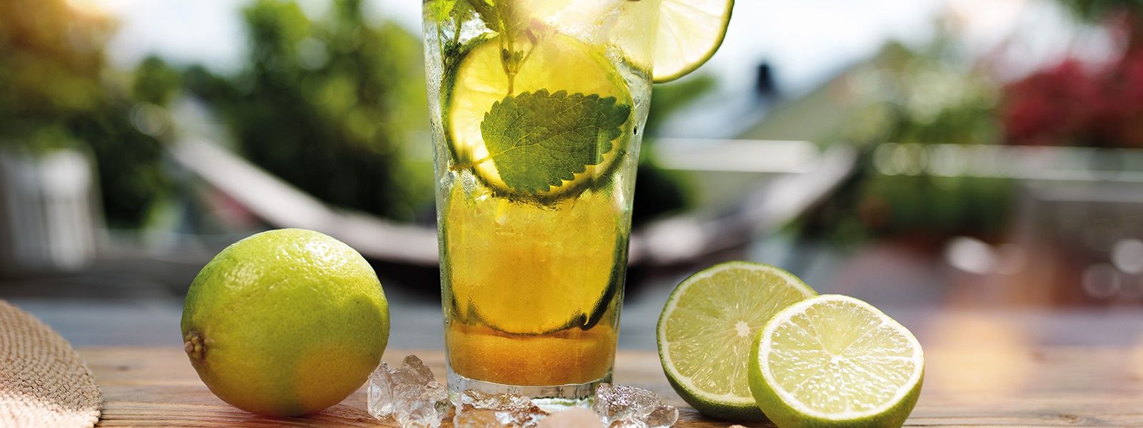 Eisteeglas mit Limetten