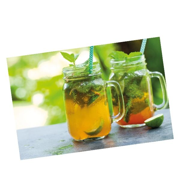 Zwei Mason-Jars mit Eistee