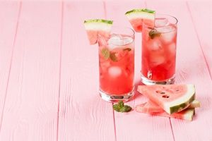 Rosa Cocktails auf rosa Hintergrund dekoriert mit Wassermelone