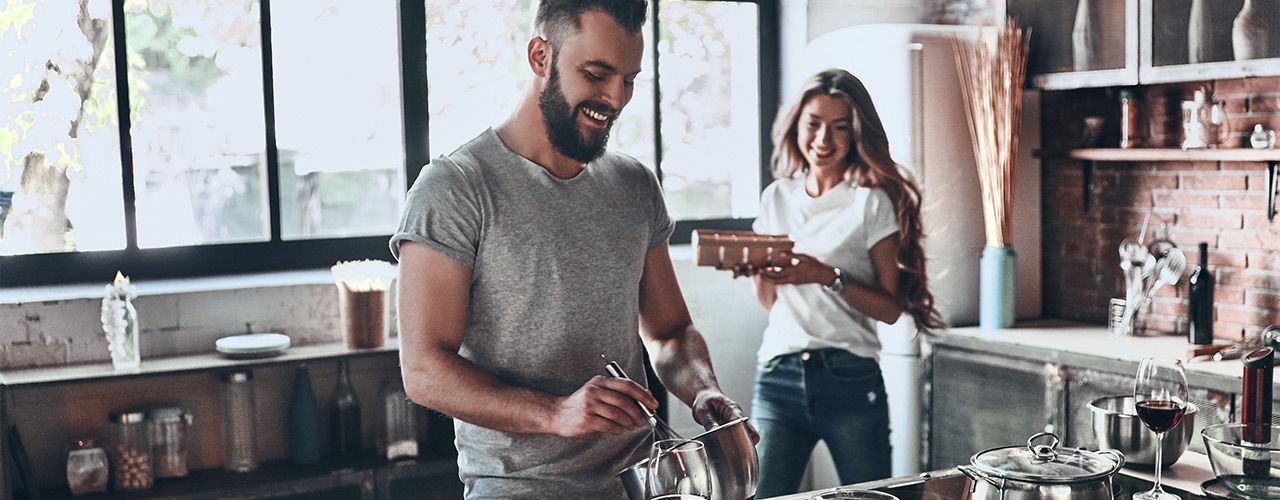 Lächelndes Paar beim Kochen