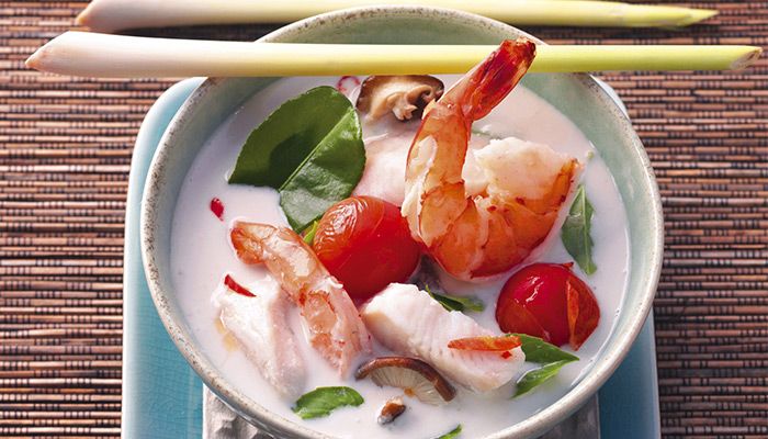 Schale mit Suppe garniert mit Garnelen