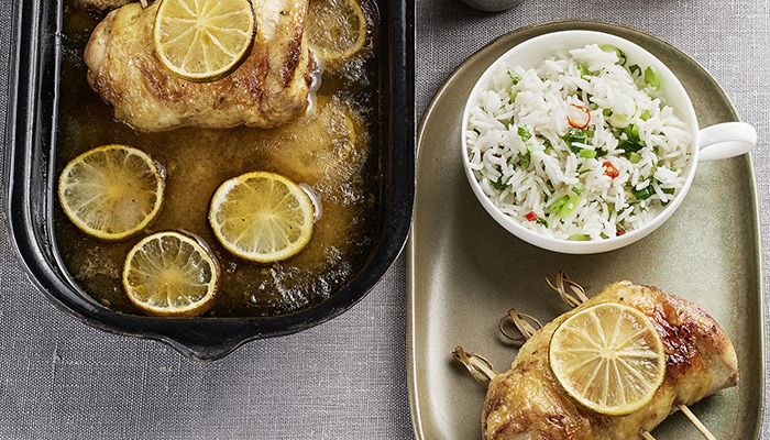 Gebratenes Hähnchen mit Zitrone und einer Schale Reis