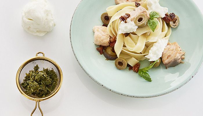 Pasta mit Oliven, Lachs und Tee