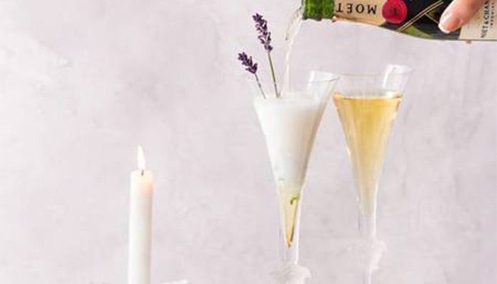 Champagner-Gläser mit Lavender dekoriert