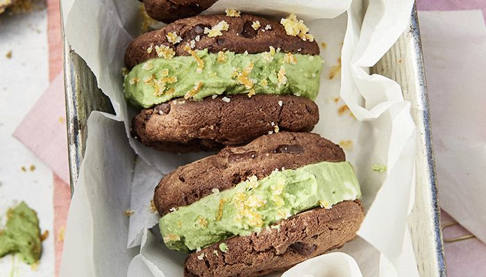 Schokoladenkekse mit einer grünen Matcha-Eis-Füllung
