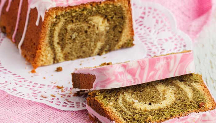 Matcha-Marmorkuchen mit rosa Glasur
