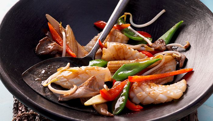 Schale mit Gemüse und Tintenfisch