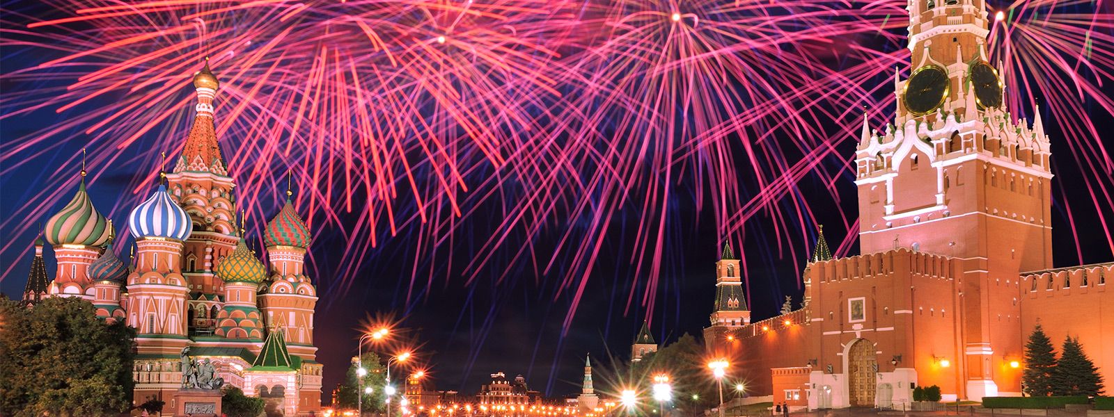Feuerwerk über dem Roten Platz in Moskau mit der Basilius-Kathedrale und dem Kreml bei Nacht