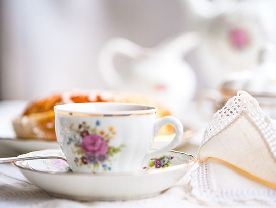 Porzellan-Teetasse mit Blumenverzierung