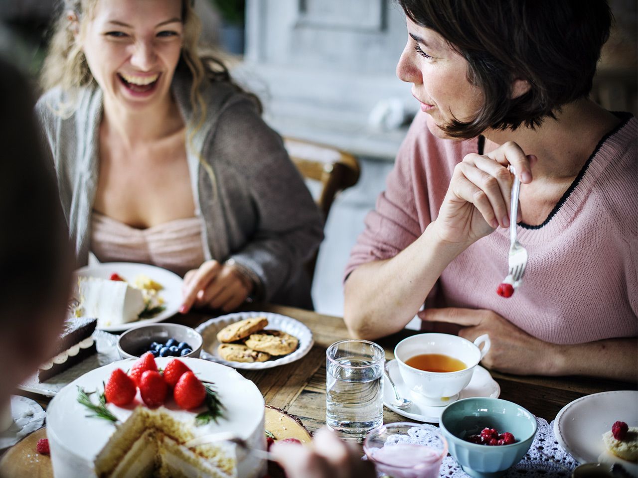 Lachende Frauen bei Tee und Kuchen