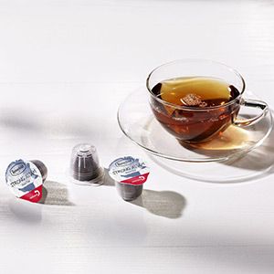 Teetasse und Kapseln von Ronnefeldt Simplicitea Assam