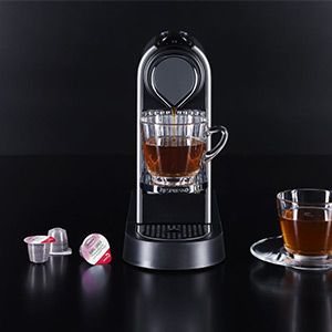 Kapsel-Maschine die Teetasse mit Ronnefeldt Simplicitea Teekapseln aufbrüht