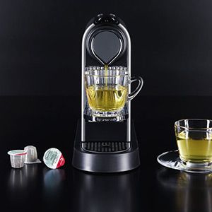 Kapsel-Maschine die Teetasse mit Ronnefeldt Simplicitea Teekapseln aufbrüht