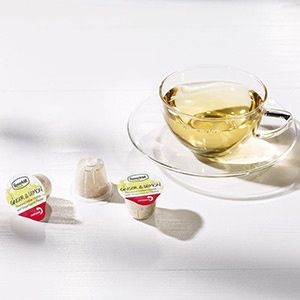 Teetasse und Kapseln von Ronnefeldt Simplicitea Ginger & Lemon