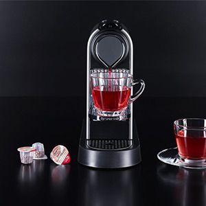 Kapsel-Maschine die Teetasse mit Ronnefeldt Simplicitea Teekapseln aufbrüht
