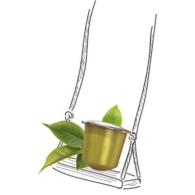 Ronnefeldt Simplicitea Teekapsel auf einer Schaukel