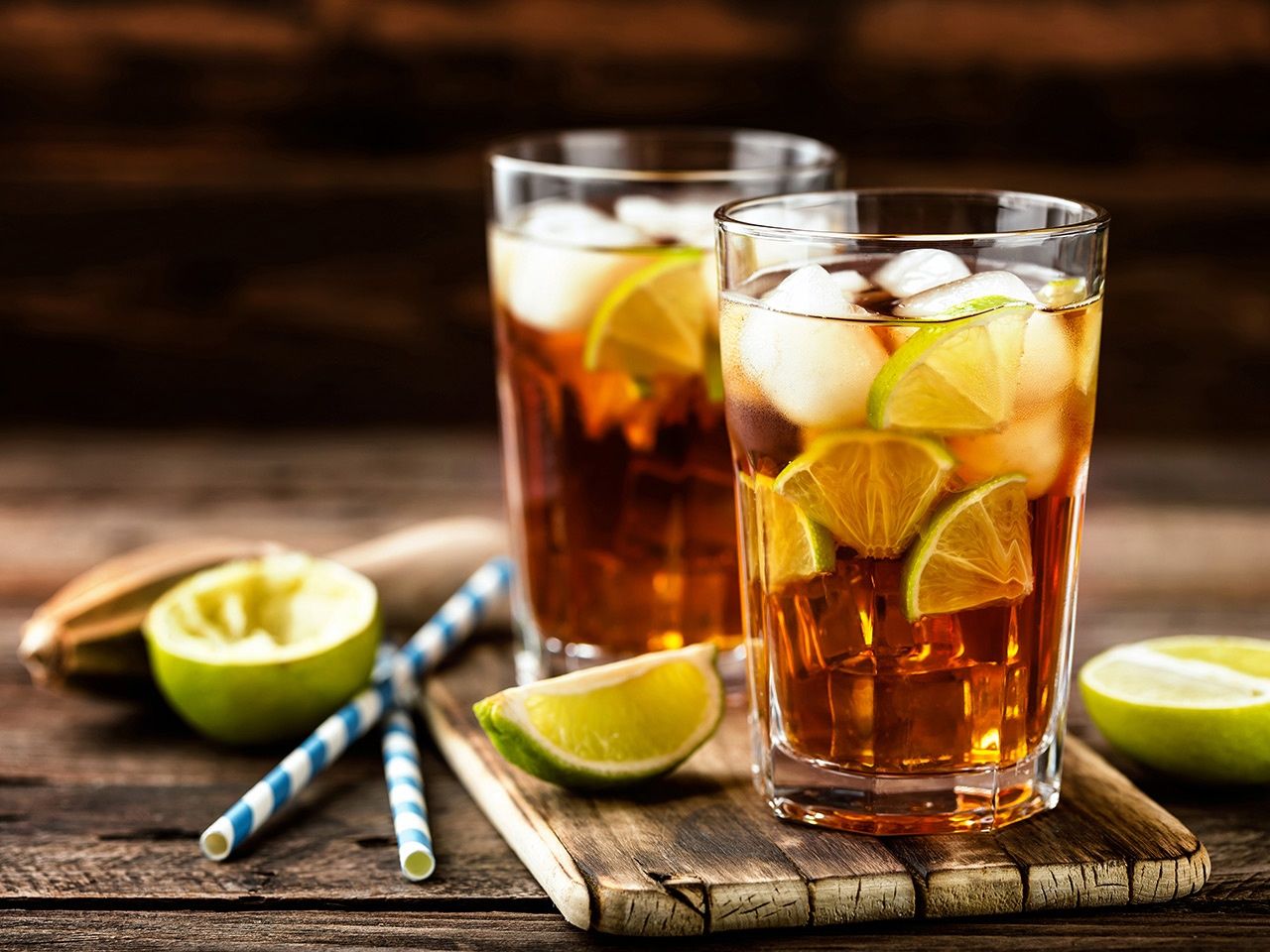 Gläser mit Eiswürfeln, Limetten und Eistee