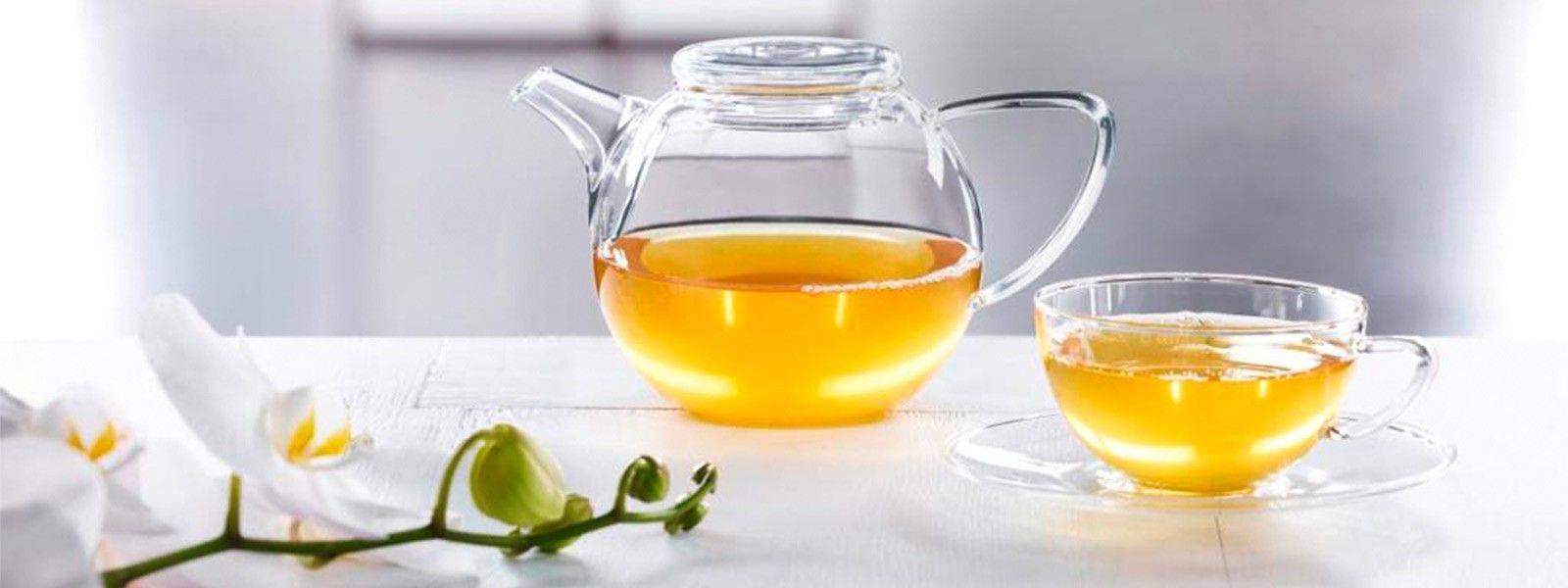 Teekanne und -tasse aus Glas