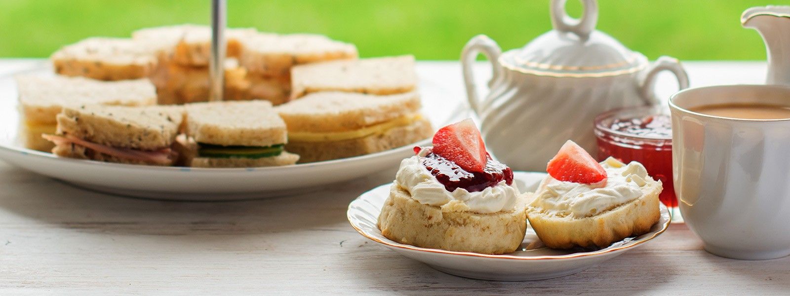 Teatime mit Sandwiches, Scones und Tee