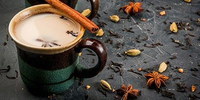 Winterlicher Tee mit Milch, Zimt und Sternanis