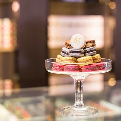 Macarons auf einer Glas-Etagere
