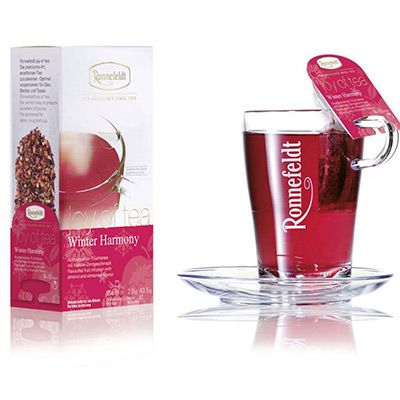 Teetasse mit ziehendem Teebeutel und Teeverpackung