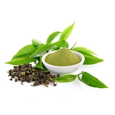Teeblätter, eine Schale mit Matcha Tee und grüner Tee