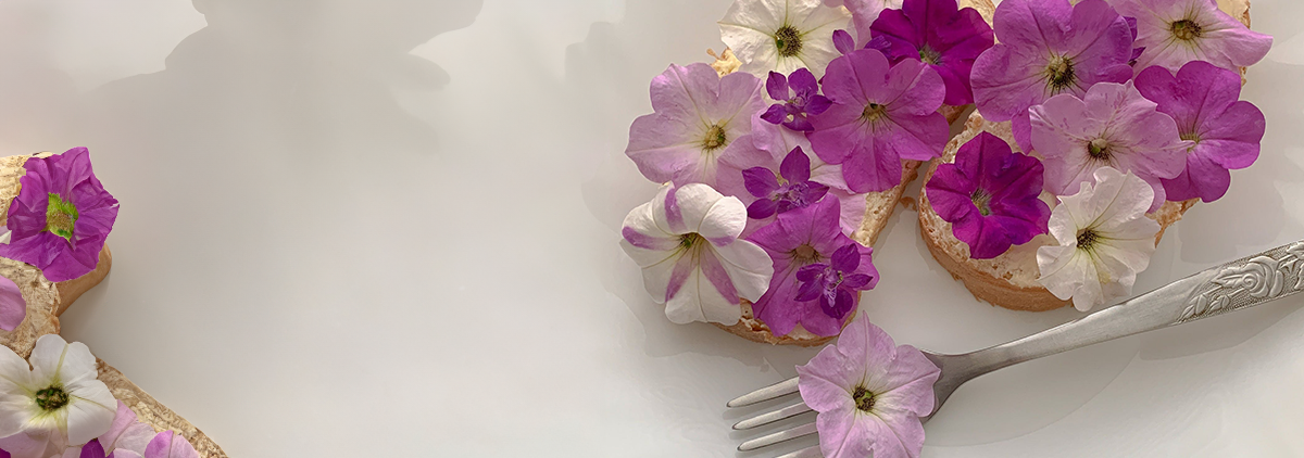Brote mit lila-weißen Blüten und Gabel