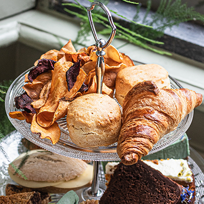 Etagere mit Gebäckstücken