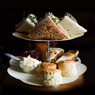 Etagere mit Sandwiches und kleinem Gebäck