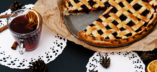 Teetasse mit Tortenspitzen und Kuchen