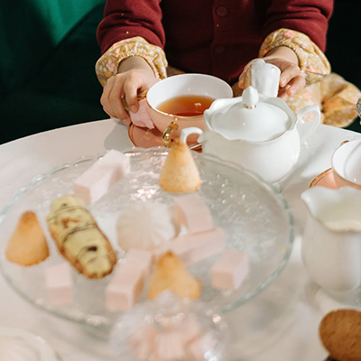 Gedeckter Tisch mit Tee-Service