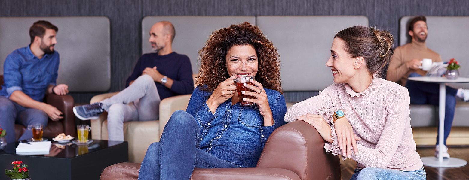 Arbeiten mit Ronnefeldt Arbeitskollegen sitzen zusammen in einer Lounge