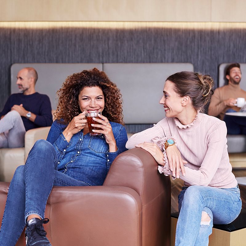 Arbeitkollegen sitzen zusammen in einer Lounge