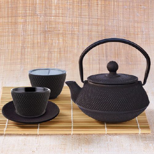 Teekanne und Teebecher aus Gusseisen