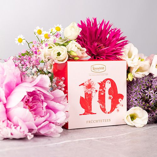 Ronnefeldt Probierbox - Früchtetees dekoriert mit Blumenbouquet