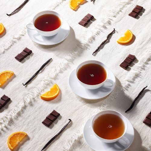 Tasse gefüllt mit aromatisiertem schwarzen Tee
