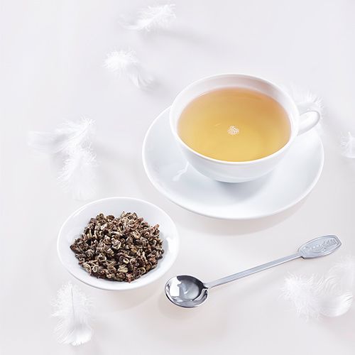 Weißer Tee gefüllt in eine Tasse