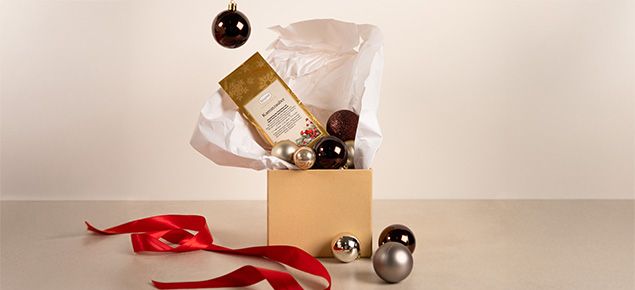 „Edle Tee-Geschenkbox mit festlicher Dekoration und Weihnachtskugeln